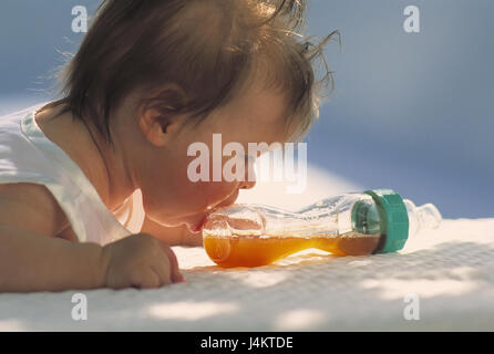 Baby, giacciono, biberon, bere tentativo, ritratto, sul lato esterno, estate, bambino, infantile, posizione addominale, goffo, bocca, pallone pallone da bere Foto Stock