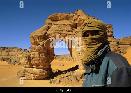 Libia, deserto del Sahara, Akakusgebirge, paesaggi selvaggi, pietra naturale bow 'Fozzigaren', uomo, Targi, Auto Africa, Nord Africa, Akakus national park, scenario, regione asciutta, bile massiccio, rock, rock formazione, formazione di bile, la sabbia del deserto, Tuareg, Litham, concezione, guida, moduli di formazione, secchezza, calore secco, larghezza, sabbia, vita ostilità, viaggio selvatico, natura Foto Stock