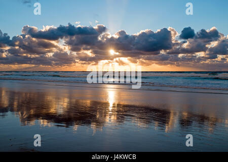 Bel tramonto a Vale Figueiras beach in Portogallo Foto Stock