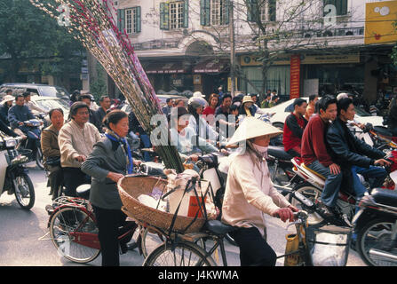 Il Vietnam, Hanoi, scene di strada, ciclomotore pilota, il ciclista nessun modello di rilascio, sud-est asiatico, città, strada, traffico, motociclette, moto, gli utenti della strada, traffico, traffico cittadino Foto Stock