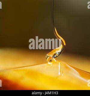 Estrema vista ravvicinata di frutta di arancia e miele Foto Stock