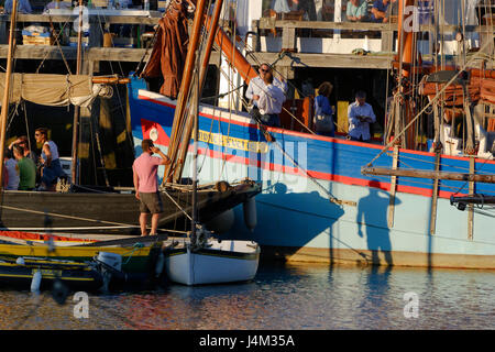 La raccolta delle tradizionali imbarcazioni ormeggiate in porto (Rhu Douarnenez, Bretagna, Fr). Foto Stock