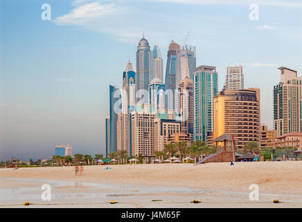 Dubai - La sera Marina Towers da spiaggia. Foto Stock