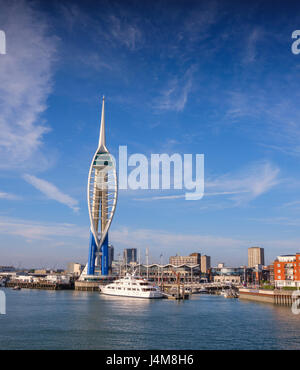 Emirati Spinnaker Tower vista dal porto entrata di Gunwharf Quays Marina, Portsmouth, Hampshire REGNO UNITO. Foto Stock