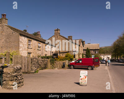 Centro del pittoresco villaggio di Malham Yorkshire Dales National Park North Yorkshire England Regno Unito Gran Bretagna GB Foto Stock