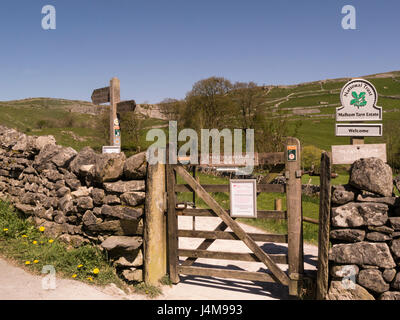 Cancello in legno ingresso al National Trust Malham Tarn Station Wagon e Pennine Way National Trail Yorkshire Dales National Park Malham North Yorkshire, Inghilterra Foto Stock