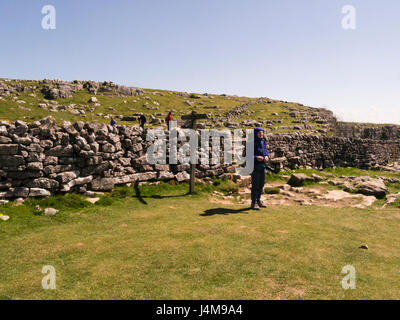 Le donne che camminano su Pennine Way National Trail Malham Cove North Yorkshire Inghilterra Gran Bretagna Gran Bretagna Yorkshire Dales National Park Foto Stock