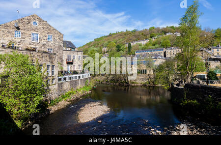 Il luogo dove Hebden Beck incontra il fiume Calder nel mulino Pennine città di Hebden Bridge, West Yorkshire, Regno Unito Foto Stock