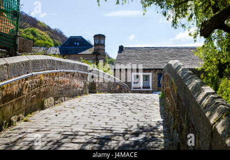 Il vecchio Pack Horse Bridge nel centro di Hebden Bridge, West Yorskhire, REGNO UNITO Foto Stock