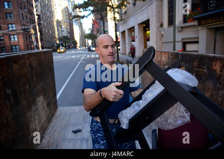 NEW YORK (nov. 12, 2016) - Lt. Doyl McMurray aiuta a pulire il seminterrato dei soldati, marinai, Marines', Coast Guard & aviatori's Club durante una comunità progetto relazioni. Assalto anfibio nave USS Iwo Jima è che partecipano nella settimana dei veterani di New York City 2016 per onorare il servizio di tutta la nostra nazione di veterani. La nave ha fatto recentemente ritorno da l' assistenza umanitaria in missione ad Haiti dopo il passaggio dell uragano Matthew #USNavy #NYC #VeteransDay #Neverforget (U.S. Navy foto di Sottufficiali di terza classe Jess E. Toner/rilasciato) Foto Stock