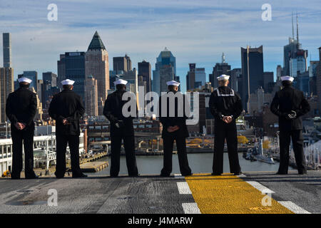 NEW YORK (nov. 10, 2016) marinai uomo le rotaie di assalto anfibio nave USS Iwo Jima (LHD 7) come lei transita il fiume Hudson. Iwo Jima è che partecipano nella settimana dei veterani di New York City 2016 per onorare il servizio di tutte le nostre nazioni veterani. La nave ha fatto recentemente ritorno da l' assistenza umanitaria in missione ad Haiti dopo il passaggio dell uragano Matthew #USNavy #NYC #VeteransDay #Neverforget (U.S. Foto di Marina con marinaio Daniel C. Coxwest/rilasciato) Foto Stock