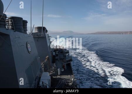 161107-N-ZE250-122 SOUDA BAY, Grecia (nov. 7, 2016) - USS Carney (DDG 64) si diparte Souda Bay, Grecia nov. 7, 2016. Carney, un Arleigh Burke-class guidato-missile distruttore, distribuita a Rota, Spagna, sta conducendo una pattuglia di routine negli Stati Uniti Sesta flotta area di operazioni a sostegno degli Stati Uniti per gli interessi di sicurezza nazionali in Europa. (U.S. Navy foto di Sottufficiali di terza classe Weston Jones/rilasciato) Foto Stock