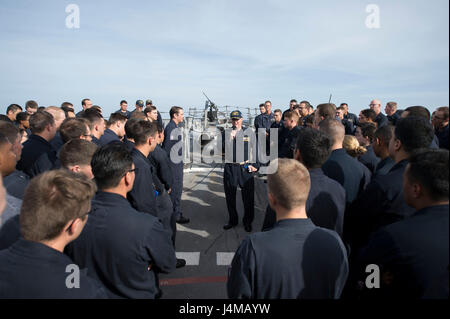 161107-N-ZE250-251 mare mediterraneo (nov. 7, 2016) - Cmdr. Peter Halvorsen, comandante, USS Carney (DDG 64), conduce un tutte le mani chiamata mentre di pattuglia nel Mare Mediterraneo nov. 7, 2016. Carney, un Arleigh Burke-class guidato-missile distruttore, distribuita a Rota, Spagna, sta conducendo una pattuglia di routine negli Stati Uniti Sesta flotta area di operazioni a sostegno degli Stati Uniti per gli interessi di sicurezza nazionali in Europa. (U.S. Navy foto di Sottufficiali di terza classe Weston Jones/rilasciato) Foto Stock