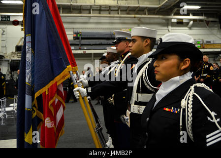 NEW YORK (nov. 13, 2016) - il cerimoniale di guardia di colore dell'assalto anfibio nave USS Iwo Jima (LHD 7) si prepara per la sfilata i colori durante una cerimonia di accoglienza a bordo di Iwo Jima. La nave ha fatto recentemente ritorno da l' assistenza umanitaria in missione ad Haiti dopo il passaggio dell uragano Matthew #USNavy #NYC #VeteransDay #Neverforget (U.S. Navy foto di Sottufficiali di terza classe Gary J. Ward/rilasciato) Foto Stock