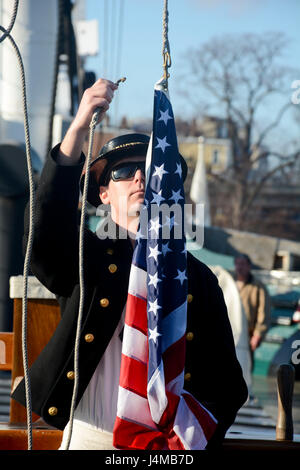 BOSTON (GEN. 21, 2017) di Boatswain Mate 2a classe Michael San Germain montacarichi a bandiera a bordo di vecchie Ironsides acquistato da parte di un visitatore. Il morale, il benessere e la ricreazione comitato vende bandiere e il comando challange monete a bordo della nave durante gli orari di visita. (U.S. Navy Foto di artigliare il compagno del 3° di classe Erin giovenco/rilasciato) Foto Stock