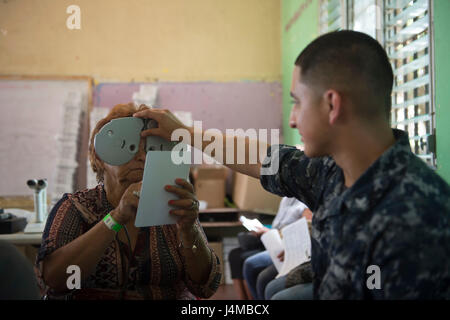 170221-N-WZ792-179 Trujillo, Honduras (feb. 21, 2017) - Ospedale Corpsman 3rd Class Angel Martinez, nativo Winnemucca, Nev., attaccato al ramo navale Health Clinic Key West, Fla., conduce a un esame della vista per il perdurare della promessa 2017 (CP-17) sito medico a sostegno di CP-17's visita a Trujillo, Honduras. CP-17 è un U.S. Comando sud-sponsorizzato e U.S. Forze Navali Comando meridionale/STATI UNITI 4a flotta-condotto di distribuzione condotta civile-militare comprendente le operazioni di assistenza umanitaria, impegni di formazione e medico, dentista e supporto di veterinari in uno sforzo per mostrare il supporto degli Stati Uniti e Foto Stock