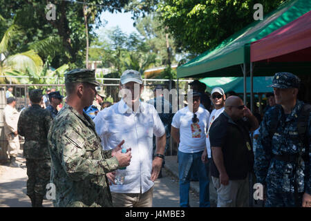 170221-N-WZ792-165 Trujillo, Honduras (feb. 21, 2017) - Capt. Errin Armstrong, comandante della missione di continuare la promessa 2017 (CP-17), conduce un tour del CP-17 sito medico per l'onorevole James Nealon, U.S. Ambasciatore in Honduras, a sostegno della missione di visita a Trujillo, Honduras. CP-17 è un U.S. Comando sud-sponsorizzato e U.S. Forze Navali Comando meridionale/STATI UNITI 4a flotta-condotto di distribuzione condotta civile-militare comprendente le operazioni di assistenza umanitaria, impegni di formazione e medico, dentista e supporto di veterinari in uno sforzo per mostrare il supporto degli Stati Uniti e di impegno per la CE Foto Stock