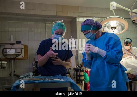 170223-N-YM856-005 Trujillo, Honduras (feb. 23, 2017) - Ospedale Corpsman 3rd Class Alisa Winkler (sinistra) un nativo di Indianapolis, assegnato all'Ospedale Navale di Jacksonville, Florida, e Cmdr. Melinda Ewing, nativo di Tampa, Florida, dello stesso comando, preparare gli strumenti chirurgici prima di una procedura medica all'Ospedale Salvador Paredes a sostegno di continuare promessa 2017's (CP-17) visita a Trujillo, Honduras. CP-17 è un U.S. Comando sud-sponsorizzato e U.S. Forze Navali Comando meridionale/STATI UNITI 4a flotta-condotto di distribuzione condotta civile-militare comprendente le operazioni di assistenza umanitaria, Foto Stock