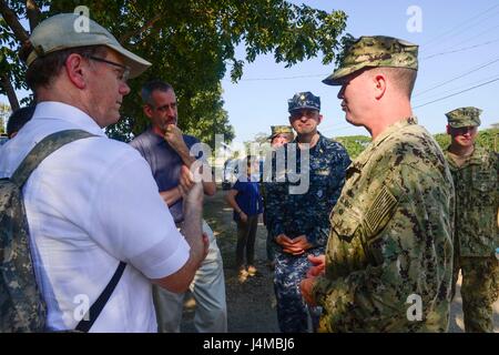 170221-N-YM856-047 Trujillo, Honduras (feb. 21, 2017), Stati Uniti Ambasciatore in Honduras James Nealon parla con il cap. Errin Armstrong, continuando promessa 2017 (CP-17) Missione commander, prima della cerimonia di apertura in Trujillo, Honduras. CP-17 è un U.S. Comando sud-sponsorizzato e U.S. Forze Navali Comando meridionale/STATI UNITI 4a flotta-condotto di distribuzione condotta civile-militare comprendente le operazioni di assistenza umanitaria, impegni di formazione e medico, dentista e supporto di veterinari in uno sforzo per mostrare il supporto degli Stati Uniti e di impegno per l'America centrale e del Sud. (U.S. Navy combattere la fotocamera Foto Stock