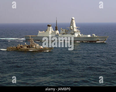 1170219-N-N-0146-0001 Golfo di Oman (Feb . 19, 2017) da sinistra, pattugliamento costiero nave USS monsone (PC 4) e francese Marine Nationale anti-aria FS di fregate Forbin (D620) partecipare sail fianco a fianco durante l'esercizio Khunjar Haad. Khunjar Haad è un annuale, esercizio multilaterali condotti con la Royal Navy di Oman, Royal Navy e il francese Marine Nationale progettato per sviluppare le competenze necessarie per affrontare le minacce alla libertà di navigazione e di commercio internazionale. USS monsone è distribuito negli Stati Uniti Quinta Flotta area di operazioni a sostegno della sicurezza marittima operazioni destinate a rassicurare gli alleati una Foto Stock