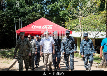 170221-N-WZ792-168 Trujillo, Honduras (feb. 21, 2017) - La onorevole James Nealon, U.S. Ambasciatore in Honduras, tours la continua promessa 2017 (CP-17) sito medico a sostegno di CP-17's visita a Trujillo, Honduras. CP-17 è un U.S. Comando sud-sponsorizzato e U.S. Forze Navali Comando meridionale/STATI UNITI 4a flotta-condotto di distribuzione condotta civile-militare comprendente le operazioni di assistenza umanitaria, impegni di formazione e medico, dentista e supporto di veterinari in uno sforzo per mostrare il supporto degli Stati Uniti e di impegno per l'America centrale e del Sud. (U.S. Navy combattere la fotocamera in massa communi Foto Stock