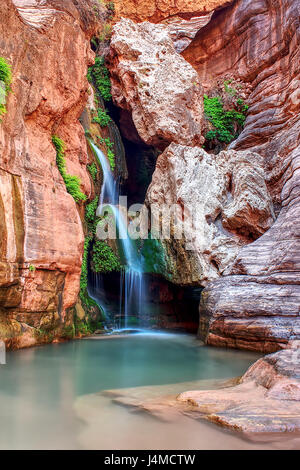 Bella cascata entro gli elfi abisso, il Parco Nazionale del Grand Canyon, Arizona, Stati Uniti. Foto Stock