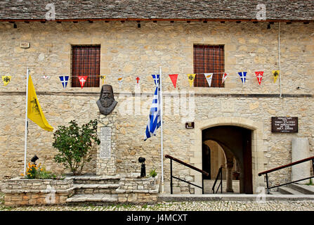 Timios Stavròs ("santa croce') monastero presso la piazza del villaggio omodos, uno dei "vinificazione dei villaggi del distretto di Limassol, Cipro. Foto Stock