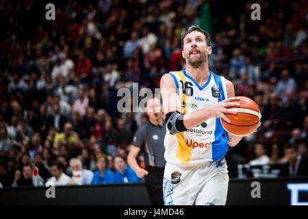 Assago, Italia. Il 12 maggio 2017. Drake Diener (# 16 Betaland Capo dÕOrlando) rigidi per il cestello durante il gioco di spareggio un quarto di finale di italiano campionato di basket LegaBasket A tra EA7 Emporio Armani Milan vs Betaland Capo d'Orlando al Mediolanum Forum. Credito: Roberto Finizio/Pacific Press/Alamy Live News Foto Stock