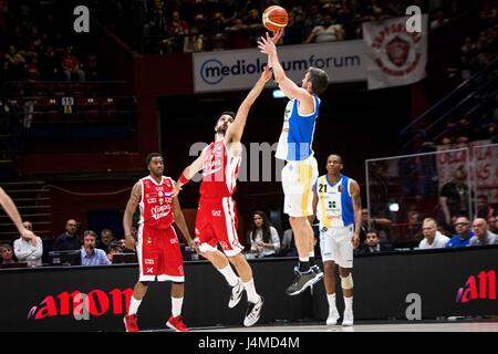 Assago, Italia. Il 12 maggio 2017. Drake Diener (# 16 Betaland Capo dÕOrlando) spara un layup durante il gioco di spareggio un quarto di finale di italiano campionato di basket LegaBasket A tra EA7 Emporio Armani Milan vs Betaland Capo d'Orlando al Mediolanum Forum. Credito: Roberto Finizio/Pacific Press/Alamy Live News Foto Stock