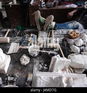 Piedi di scultore caucasica su tavola Foto Stock