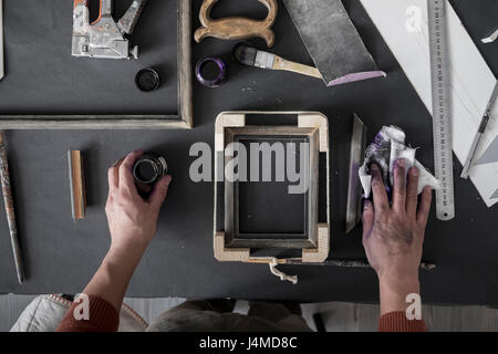 Le mani del Caucaso la colorazione dell'artista cornice immagine Foto Stock