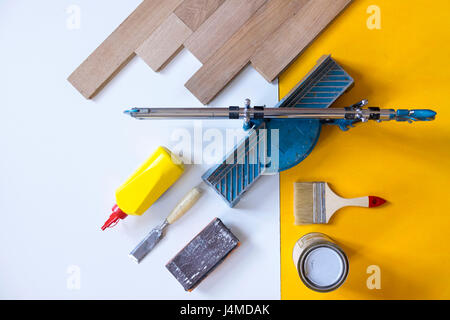 Tavole in legno con pitture e strumenti Foto Stock