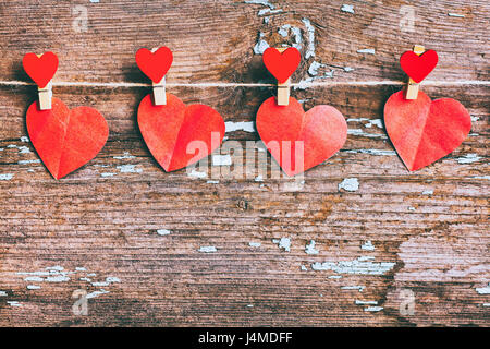 Cuori di carta appeso su una stringa con clothespin Foto Stock