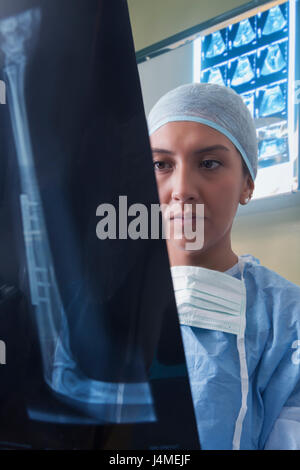 Chirurgo ispanica esaminando x-ray Foto Stock