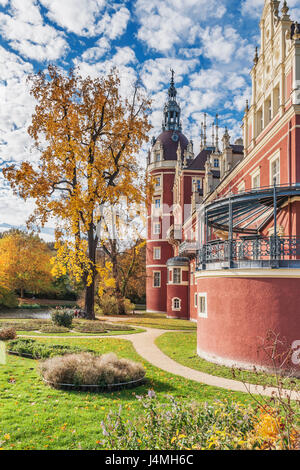 Il nuovo Schloss Muskau (Muskau Palace si trova nel Fuerst Pueckler Park a Bad Muskau, in Sassonia, Germania, Europa Foto Stock