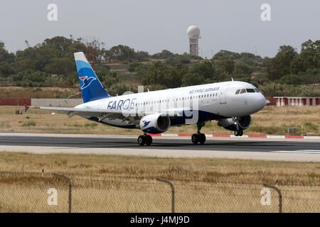 Atlantic Airways Airbus A320-214 [OY-RCJ] pista di atterraggio 31. Foto Stock