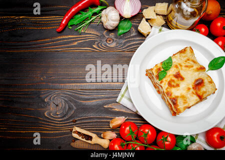 Telaio - gustose lasagne su sfondo di legno Foto Stock
