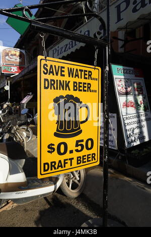 A buon mercato birra in pub Street, Siam Reap, Cambogia Foto Stock