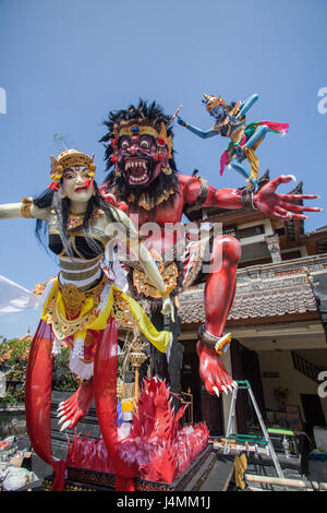 Enorme statua Ogoh-Ogoh con la fanciulla in pericolo artwork Balinese di mito e di leggenda creata con polistirolo e cartapesta una meravigliosa creazione Foto Stock