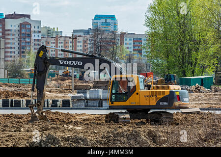 La Bielorussia Minsk - 06.05.2017: Escavatore Volvo EC120esitano di fronte sul sito in costruzione Foto Stock