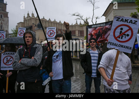 Cracovia in Polonia. 13 Maggio, 2017. Centinaia di persone partecipano a una parità marzo a Cracovia. Lesbiche, gay, bisessuali transgender e queer persone hanno marciato insieme per i valori come il rispetto reciproco, la libertà, la libertà civili e come pure i diritti dell'uomo. (Foto: Omar Marques/Pacific Stampa) Credito: PACIFIC PRESS/Alamy Live News Foto Stock