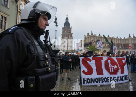 Cracovia in Polonia. 13 Maggio, 2017. Centinaia di persone partecipano a una parità marzo a Cracovia. Lesbiche, gay, bisessuali transgender e queer persone hanno marciato insieme per i valori come il rispetto reciproco, la libertà, la libertà civili e come pure i diritti dell'uomo. (Foto: Omar Marques/Pacific Stampa) Credito: PACIFIC PRESS/Alamy Live News Foto Stock