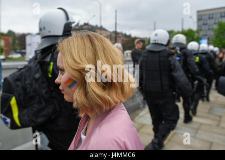 Cracovia in Polonia. 13 Maggio, 2017. Centinaia di persone partecipano a una parità marzo a Cracovia. Lesbiche, gay, bisessuali transgender e queer persone hanno marciato insieme per i valori come il rispetto reciproco, la libertà, la libertà civili e come pure i diritti dell'uomo. (Foto: Omar Marques/Pacific Stampa) Credito: PACIFIC PRESS/Alamy Live News Foto Stock