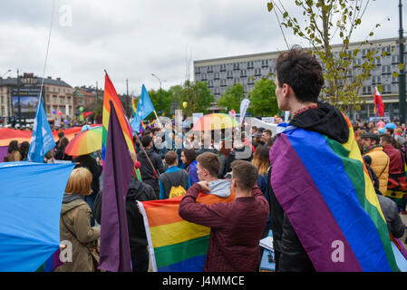 Cracovia in Polonia. 13 Maggio, 2017. Centinaia di persone partecipano a una parità marzo a Cracovia. Lesbiche, gay, bisessuali transgender e queer persone hanno marciato insieme per i valori come il rispetto reciproco, la libertà, la libertà civili e come pure i diritti dell'uomo. (Foto: Omar Marques/Pacific Stampa) Credito: PACIFIC PRESS/Alamy Live News Foto Stock