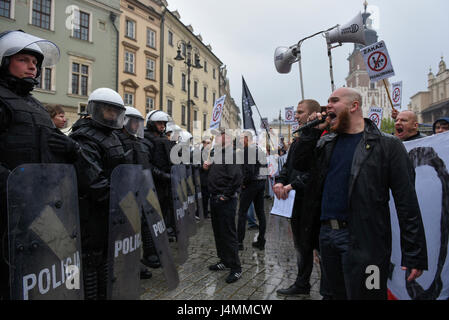 Cracovia in Polonia. 13 Maggio, 2017. Centinaia di persone partecipano a una parità marzo a Cracovia. Lesbiche, gay, bisessuali transgender e queer persone hanno marciato insieme per i valori come il rispetto reciproco, la libertà, la libertà civili e come pure i diritti dell'uomo. (Foto: Omar Marques/Pacific Stampa) Credito: PACIFIC PRESS/Alamy Live News Foto Stock