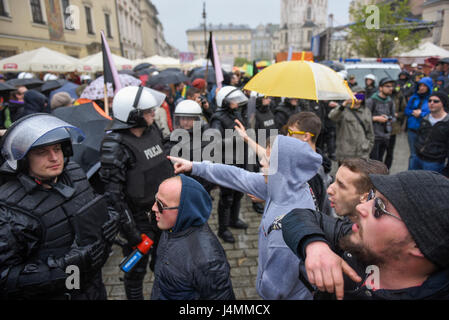 Cracovia in Polonia. 13 Maggio, 2017. Centinaia di persone partecipano a una parità marzo a Cracovia. Lesbiche, gay, bisessuali transgender e queer persone hanno marciato insieme per i valori come il rispetto reciproco, la libertà, la libertà civili e come pure i diritti dell'uomo. (Foto: Omar Marques/Pacific Stampa) Credito: PACIFIC PRESS/Alamy Live News Foto Stock