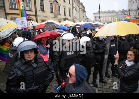 Cracovia in Polonia. 13 Maggio, 2017. Centinaia di persone partecipano a una parità marzo a Cracovia. Lesbiche, gay, bisessuali transgender e queer persone hanno marciato insieme per i valori come il rispetto reciproco, la libertà, la libertà civili e come pure i diritti dell'uomo. (Foto: Omar Marques/Pacific Stampa) Credito: PACIFIC PRESS/Alamy Live News Foto Stock