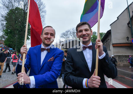 Cracovia in Polonia. 13 Maggio, 2017. Centinaia di persone partecipano a una parità marzo a Cracovia. Lesbiche, gay, bisessuali transgender e queer persone hanno marciato insieme per i valori come il rispetto reciproco, la libertà, la libertà civili e come pure i diritti dell'uomo. (Foto: Omar Marques/Pacific Stampa) Credito: PACIFIC PRESS/Alamy Live News Foto Stock