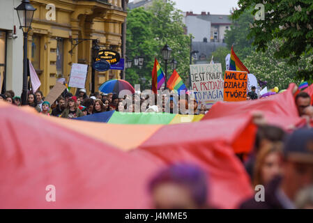 Cracovia in Polonia. 13 Maggio, 2017. Centinaia di persone partecipano a una parità marzo a Cracovia. Lesbiche, gay, bisessuali transgender e queer persone hanno marciato insieme per i valori come il rispetto reciproco, la libertà, la libertà civili e come pure i diritti dell'uomo. (Foto: Omar Marques/Pacific Stampa) Credito: PACIFIC PRESS/Alamy Live News Foto Stock