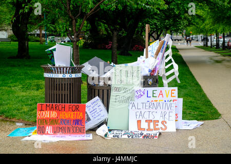 Targhetta posters e scartato dopo il mese di marzo per la scienza rally su terra giorno, Washington DC, Stati Uniti d'America, 22 aprile 2017. Foto Stock